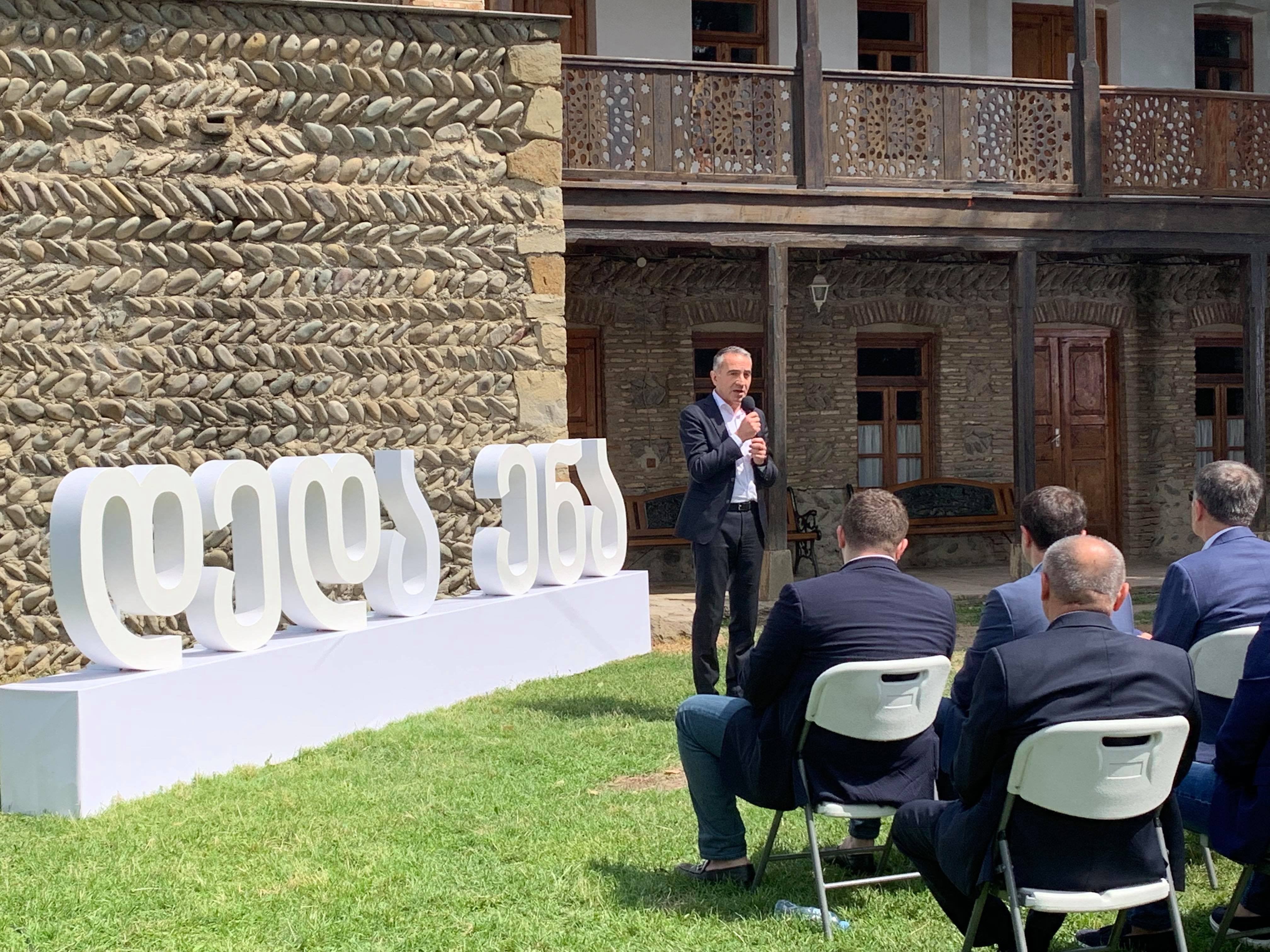 მიხეილ ბატიაშვილი: დედა-ენის დაბრუნება სკოლებში ისტორიული მნიშვნელობის მოვლენაა  და ბედნიერი ვარ, რომ მრავალ ადამიანთან ერთად, შესაძლებლობა მომეცა მცირედი წვლილი შევიტანო ამ საქმეში