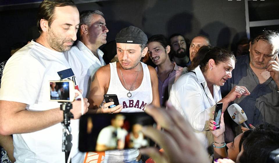 აქციის მონაწილეები ნიკა გვარამიასა და გიორგი გაბუნიას მოუწოდებენ, ქვეყანა დატოვონ