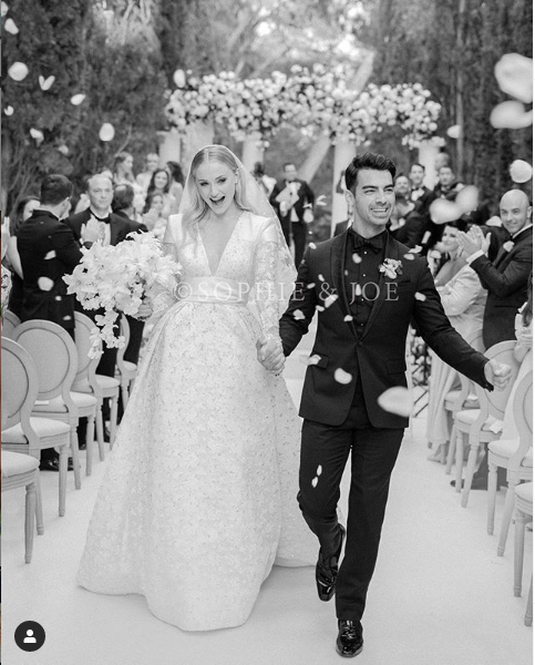 სოფი ტერნერი ქორწილის ფოტოებს ავრცელებს