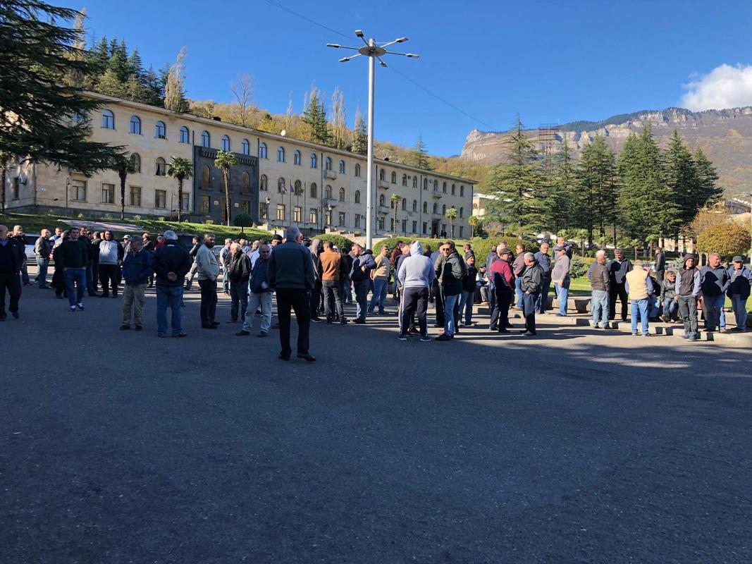 მეშახტეები სახელფასო დავალიანების გაცემის მოთხოვნით აქციას მართავენ