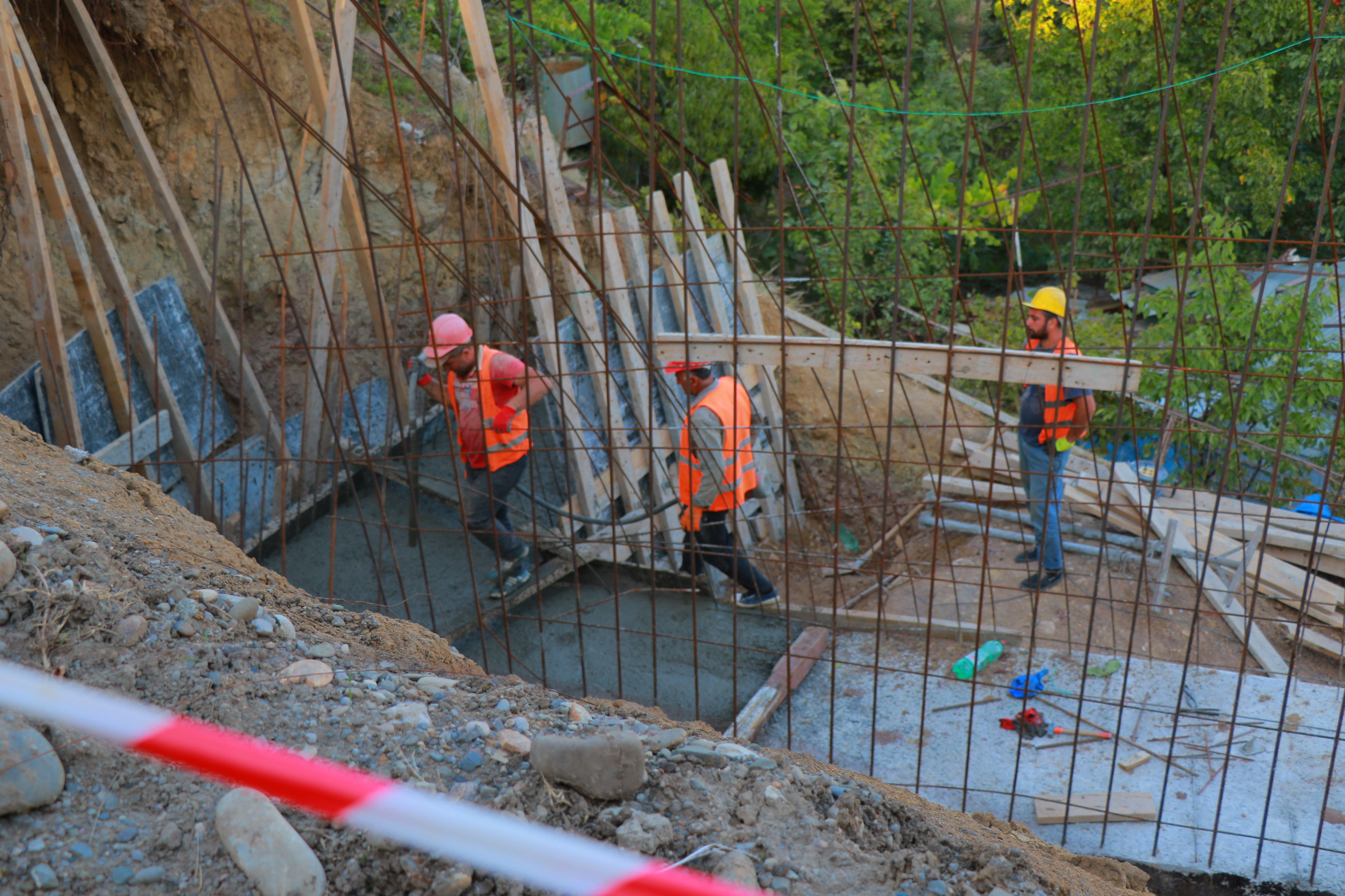 ბერთუბანში მოსახლეობის უსაფრთხოების მიზნით, საყრდენი კედელი შენდება