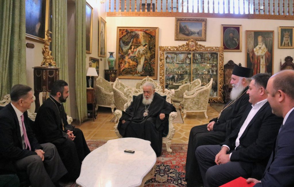 ილია მეორე სომეხთა სამოციქულო ეკლესიის საქართველოს ეპარქიის წინამძღვრის მოვალეობის შემსრულებელს შეხვდა