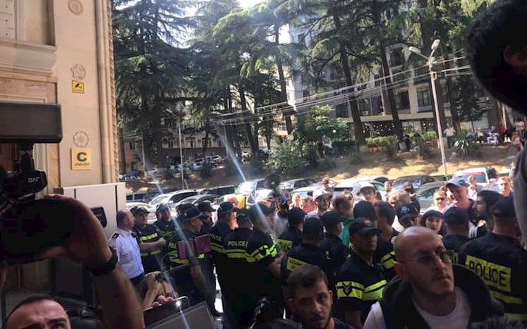 პარლამენტის შენობასთან გიორგი გახარიას კანდიდატურის დასახელებას აპროტესტებენ