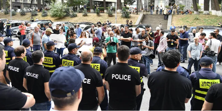 გაერთიანებული ოპოზიცია პარლამენტთან საპროტესტო აქციას მართავს