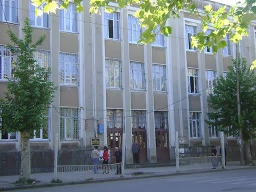 ქუთაისის სკოლიდან სამი მოსწავლე მეორე სართულიდან გადახტა, ერთ მათგანს ფეხი დაუზიანდა