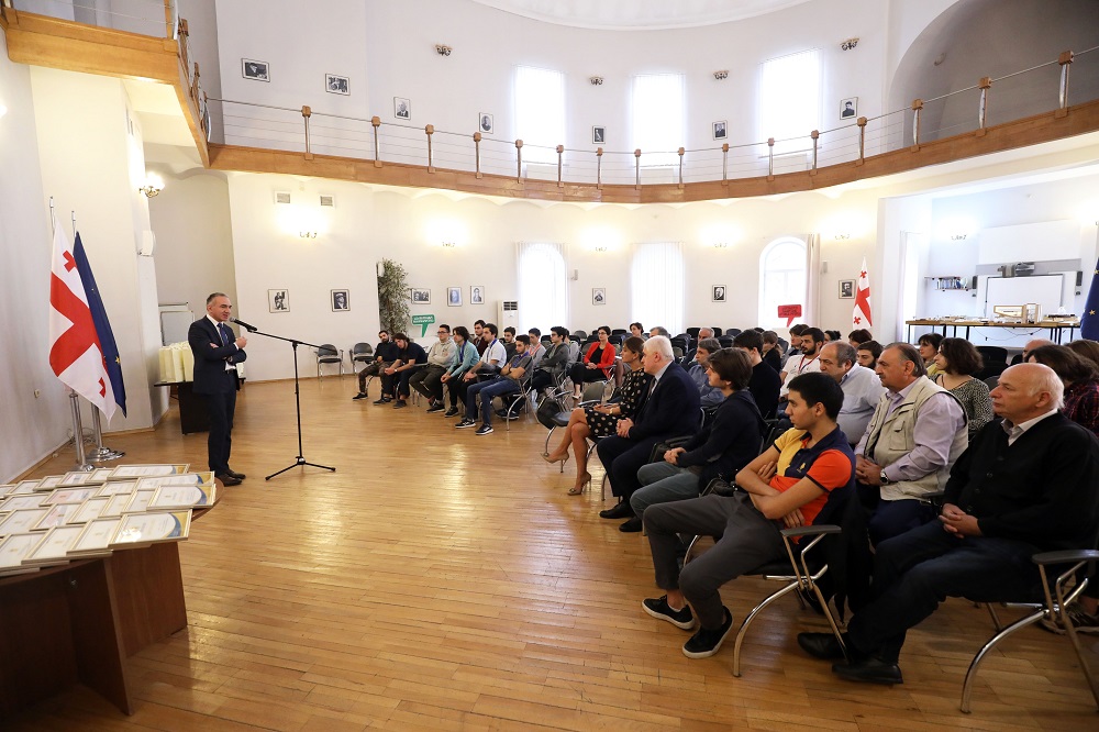 მიხეილ ბატიაშვილი – საერთაშორისო ოლიმპიადებში უპრეცედენტო მიღწევაა – 17 მედალი, რომელიც მათ მოიპოვეს, ისტორიულად, საქართველოს არასდროს ჰქონია