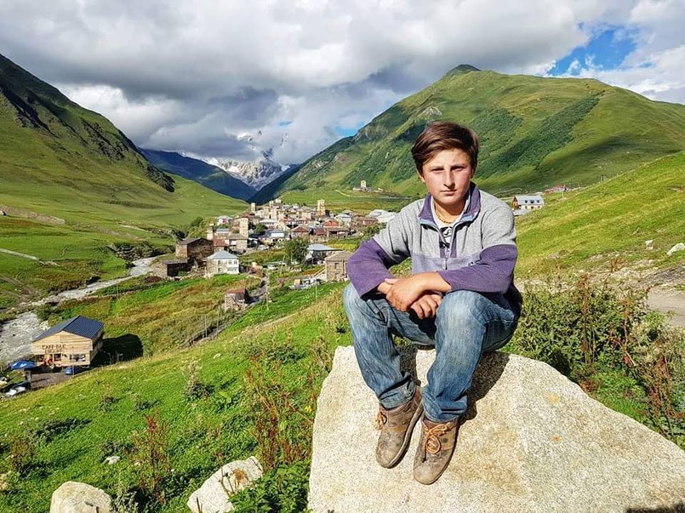 14 წლის გიდი კოშკების სოფლიდან, რომელიც ტურისტებს უშგულის გაცნობაში ეხმარება