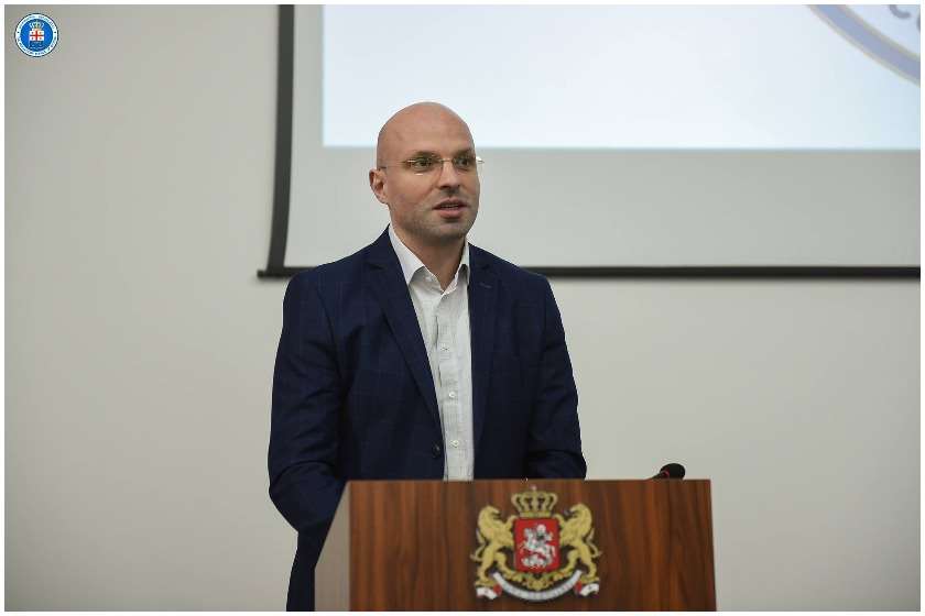 გადადგომას არ ვაპირებ იმის გამო, რომ არაკვალიფიციური NGO-ები ჩემს დიპლომზე ეჭვიანობენ — თადუმაძე