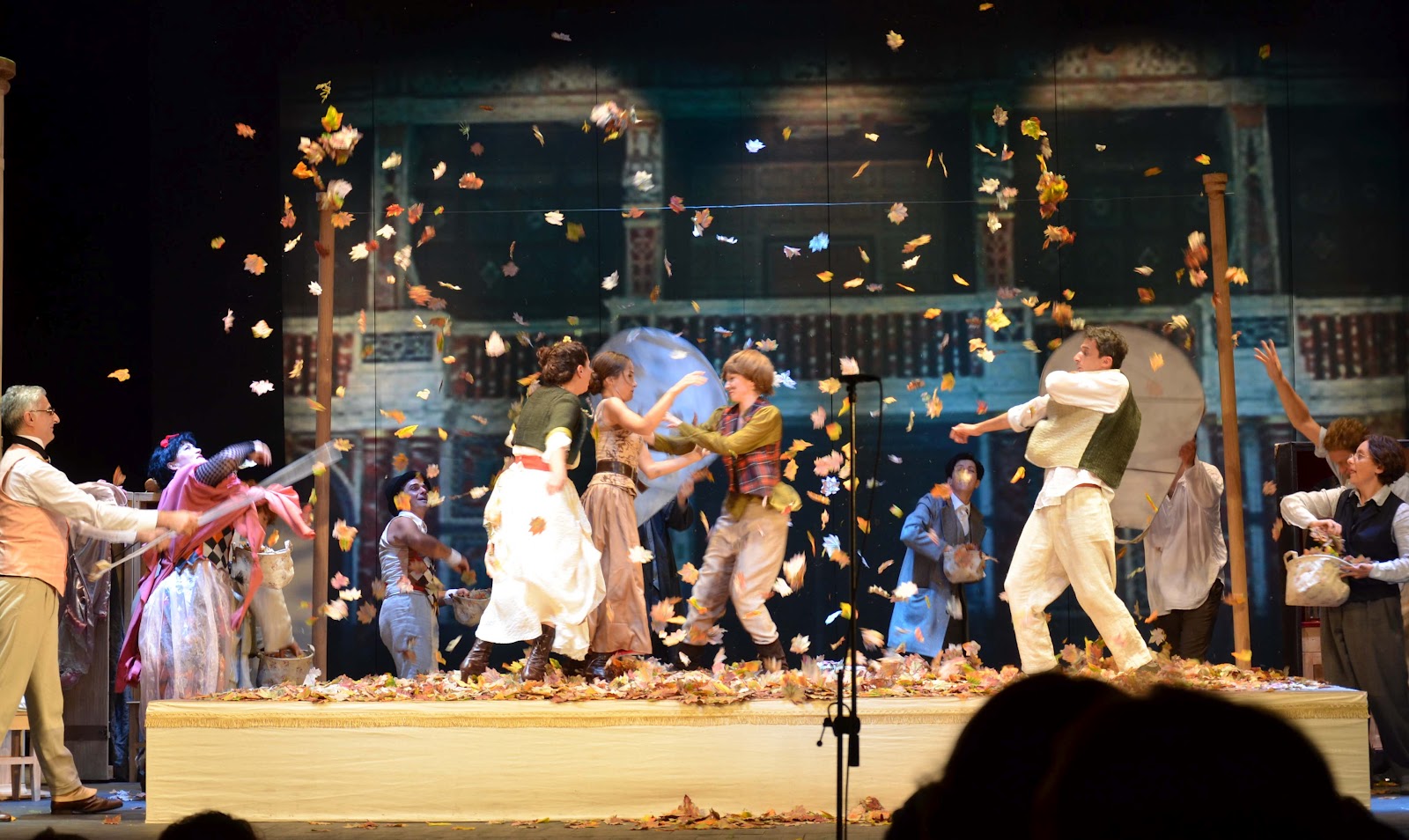 როგორ იქცევა ქართველი  თეატრში?