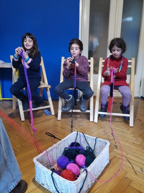 თითებით ქსოვის ვორქშოპი – აღნიშნული პროცესი, გარკვეულწილად, თერაპიულია, ასევე ხელს უწყობს შემოქმედებითი აზროვნებისა და წვრილი მოტორიკის განვითარებას