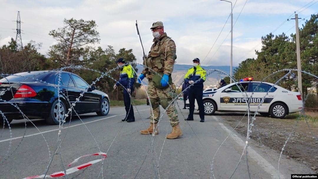 თბილისის, ბათუმის, ქუთაისის, რუსთავის, ზუგდიდის, ფოთის და გორის შესასვლელებში საკონტროლო გამშვები პუნქტები მოეწყო