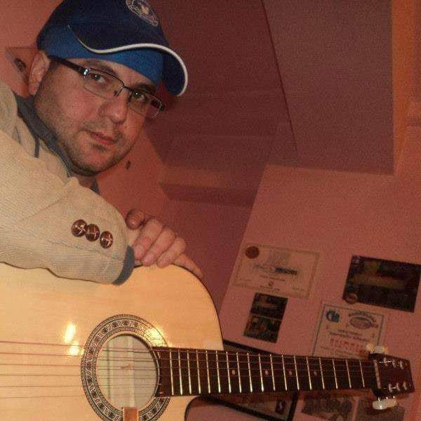 სიკეთე ხელოვნებაში – ლაზარე ნამგალაძე გიტარაზე დაკვრასა და სიმღერას უფასოდ ასწავლის