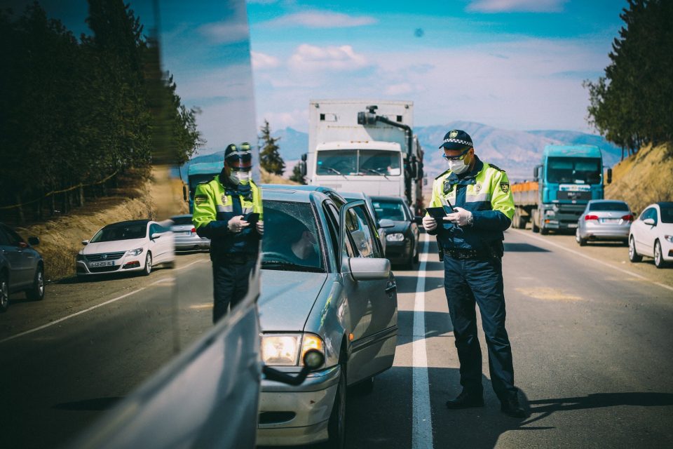 ტაქსების გარდა, ავტომანქანაში სამ ადამიანზე მეტის ყოფნის შეზღუდვა იხსნება