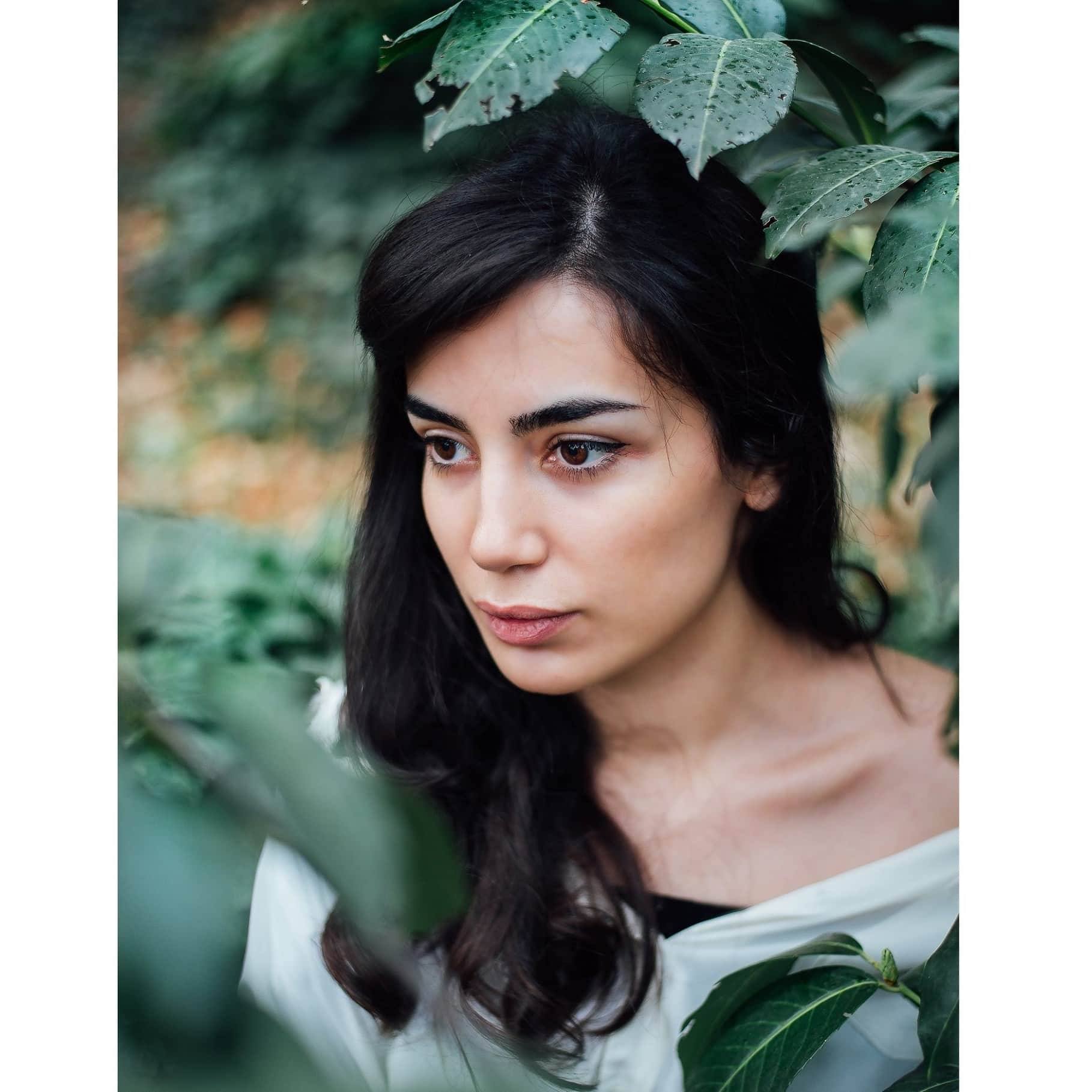 ნახშირით გადმოცემული ემოციები – მარიამ დარჩიაშვილის პერსონა