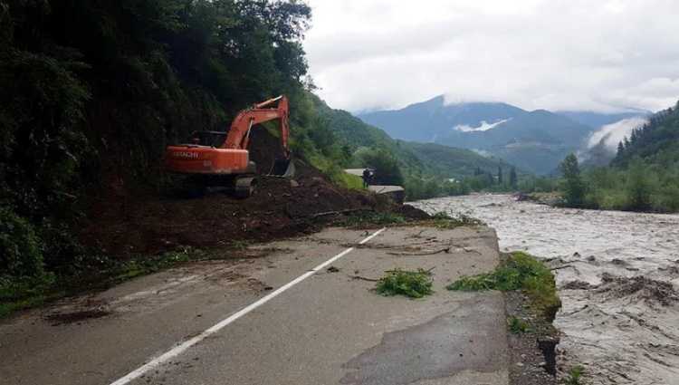 პრემიერ-მინისტრი სოფელ ღარში სტიქიით მიყენებული ზიანის სალიკვიდაციო სამუშაოების მიმდინარეობას გაეცნო