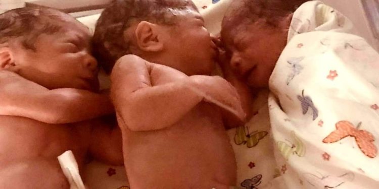 ბედნიერი მშობლები ბათუმიდან – 19 წლიანი ლოდინის შემდეგ, 3 ტყუპი დაიბადა