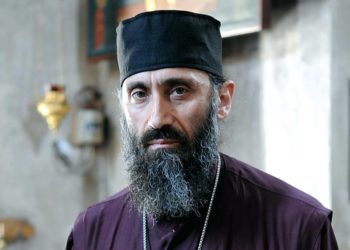 დეკანოზმა თეოდორე გიგნაძემ ათ შეჭირვებულ მოსწავლეს კომპიუტერი გადასცა