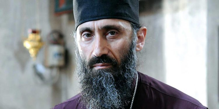 დეკანოზმა თეოდორე გიგნაძემ ათ შეჭირვებულ მოსწავლეს კომპიუტერი გადასცა