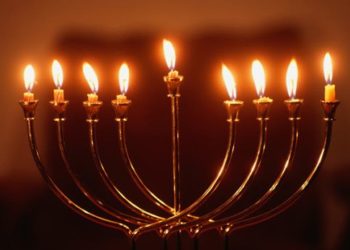 ებრალები ხანუქას დღესასწაულს აღნიშნავენ.