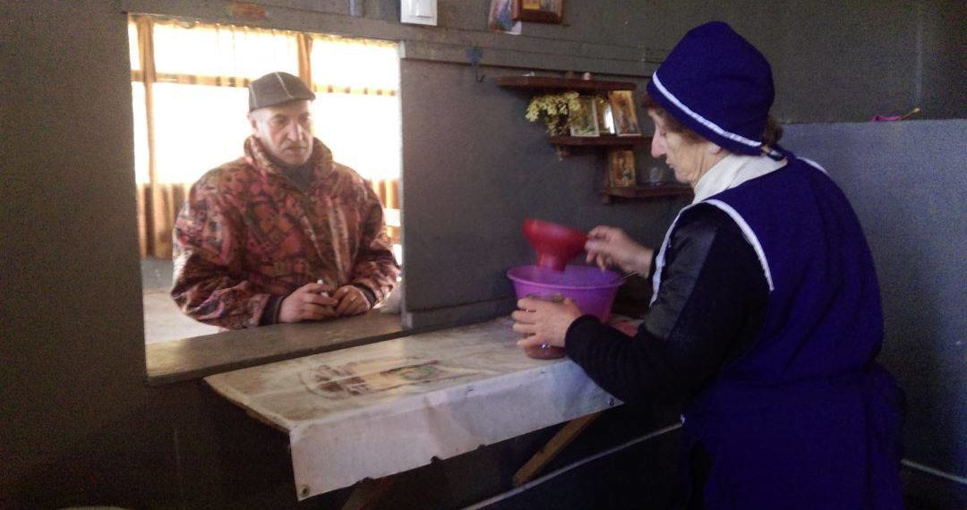 ეკლესიებთან არსებული უფასო სასადილოები, სადაც ყოველდღიურად 2000-მდე ადამიანს აპურებენ.