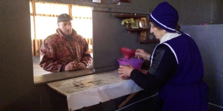 ეკლესიებთან არსებული უფასო სასადილოები, სადაც ყოველდღიურად 2000-მდე ადამიანს აპურებენ.