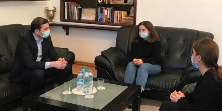 ბინა გადასცეს 12 წლის გოგონას, რომელსაც სტიქიის შედეგად ოჯახის წევრები დაეღუპა