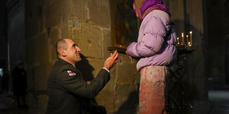 ამაღელვებელი ისტორია – ქართველმა კაპიტანმა, რომელსაც 63 მძიმე ოპერაცია აქვს გადატანილი, სვეტიცხოველში საცოლეს ხელი სთხოვა