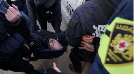 „ნაციონალური მოძრაობის“ ოფისთან 21 პირი დააკავეს