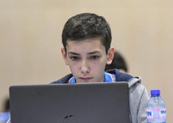 კომაროვის კურსდამთავრებული, რომელმაც ამერიკის უნივესიტეტში სრული დაფინანსებით ჩააბარა