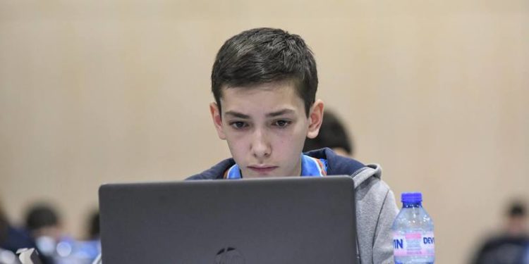 კომაროვის კურსდამთავრებული, რომელმაც ამერიკის უნივესიტეტში სრული დაფინანსებით ჩააბარა