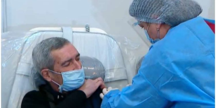 პაატა იმნაძე კორონავირუსის საწინააღმდეგო ვაქცინით პირდაპირ ეთერში აიცრა