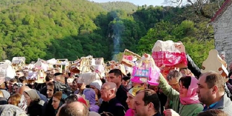 “წაჩხურობა” მარტვილში – ათობით უშვილო წყვილი მთავარანგელოზის სახელობის ტაძარშია შეკრებილი