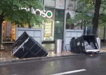 ჭავჭავაძის გამზირზე უხვი ნალექის გამო “ჭკვიანი” ურნები დაზიანდა – მერია