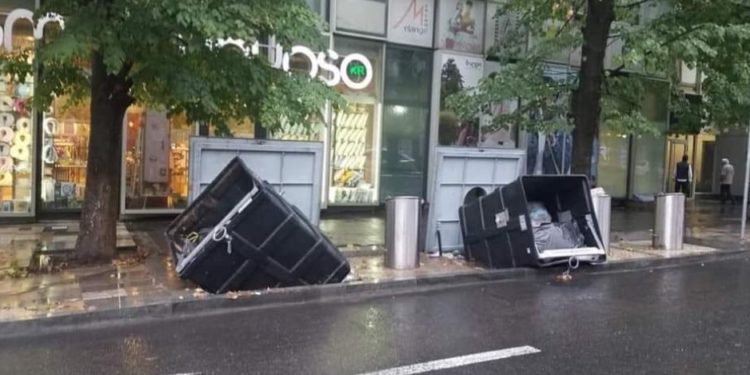 ჭავჭავაძის გამზირზე უხვი ნალექის გამო “ჭკვიანი” ურნები დაზიანდა – მერია