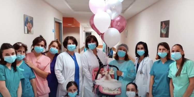 ბათუმში ჩვილი, რომელიც დაბადებისას 550 გრამს იწონიდა, კლინიკიდან გაწერეს