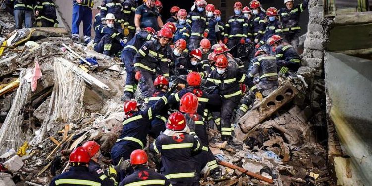 გარდაცვლილი ბავშვები იმ ქალის შვილები არიან, რომელიც ნანგრევებიდან ამოყვანის შემდეგ რეანიმაციაშია