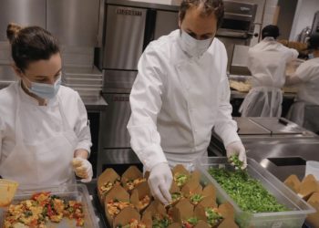 მაღაზიები და რესტორნები ვადის ამოწურვასთან მიახლოებულ, უვნებელ პროდუქტს აღარ გადაყრიან და უპოვრებს დაურიგებენ