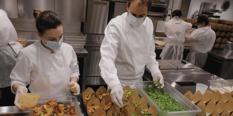 მაღაზიები და რესტორნები ვადის ამოწურვასთან მიახლოებულ, უვნებელ პროდუქტს აღარ გადაყრიან და უპოვრებს დაურიგებენ