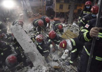 ბათუმში მაშველებმა ნანგრევებიდან კიდევ სამი გარდაცვლილი ამოიყვანეს