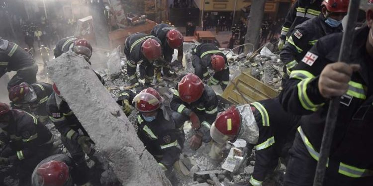 ბათუმში მაშველებმა ნანგრევებიდან კიდევ სამი გარდაცვლილი ამოიყვანეს