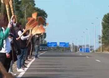 ქუთაისიდან თბილისში აქციაზე მომავალი რამდენიმე მანქანა ცოცხების კორიდორში გაატარეს