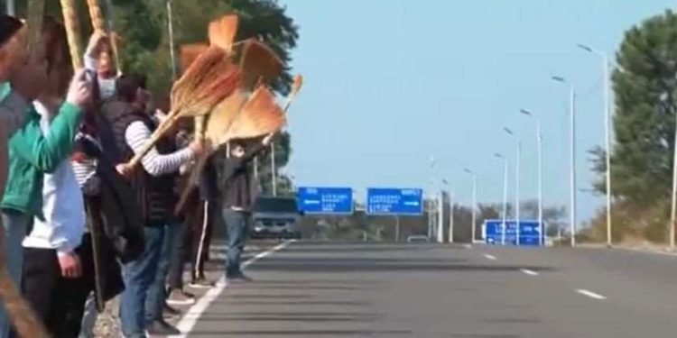 ქუთაისიდან თბილისში აქციაზე მომავალი რამდენიმე მანქანა ცოცხების კორიდორში გაატარეს