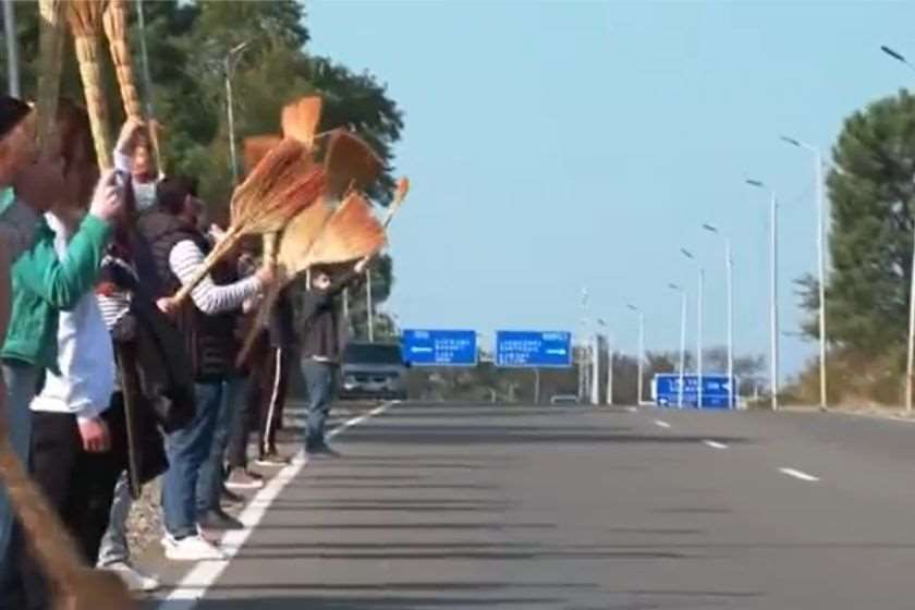 ქუთაისიდან თბილისში აქციაზე მომავალი რამდენიმე მანქანა ცოცხების კორიდორში გაატარეს