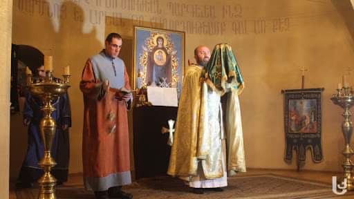 სომხურმა სამოციქულო ეკლესიამ შშმ პირებს სურსათი გადასცა