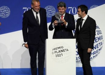 ესპანელი მწერალი ქალი, რომელმაც ჯილდოდ €1 მილიონი მიიღო, 3 კაცი აღმოჩნდა