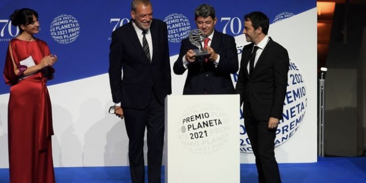 ესპანელი მწერალი ქალი, რომელმაც ჯილდოდ €1 მილიონი მიიღო, 3 კაცი აღმოჩნდა