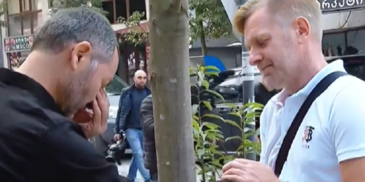 გია შომახიას, რომლის ცოლ-შვილი ბათუმში მომხდარი ნგრევისას დაიღუპა, ტურისტმა მიუსამძიმრა