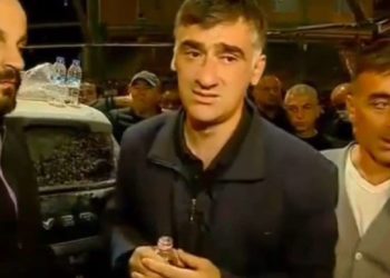 ბათუმში მაშველების მიერ ამოყვანილი ქალის მეუღლის განცხადებით, ნანგრევების ქვეშ მათი 1 და 9 წლის შვილები რჩებიან