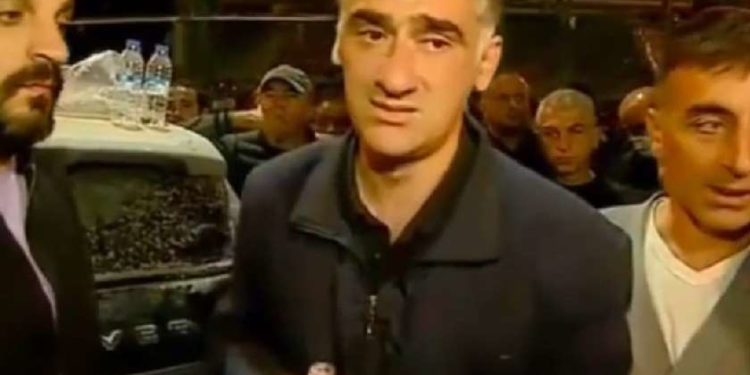 ბათუმში მაშველების მიერ ამოყვანილი ქალის მეუღლის განცხადებით, ნანგრევების ქვეშ მათი 1 და 9 წლის შვილები რჩებიან