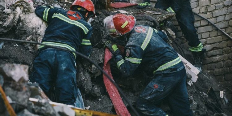 კორპუსის ნანგრევებიდან ამოყვანილი ახალგაზრდა კაცი ხელოვნური ვენტილაციიდან მოიხსნა, მას დადებითი დინამიკა აქვს